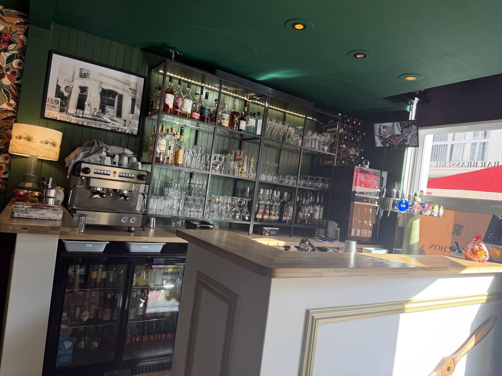 The bar at Le Bouchon: the zinc counter, the coffee machine and the draught beers