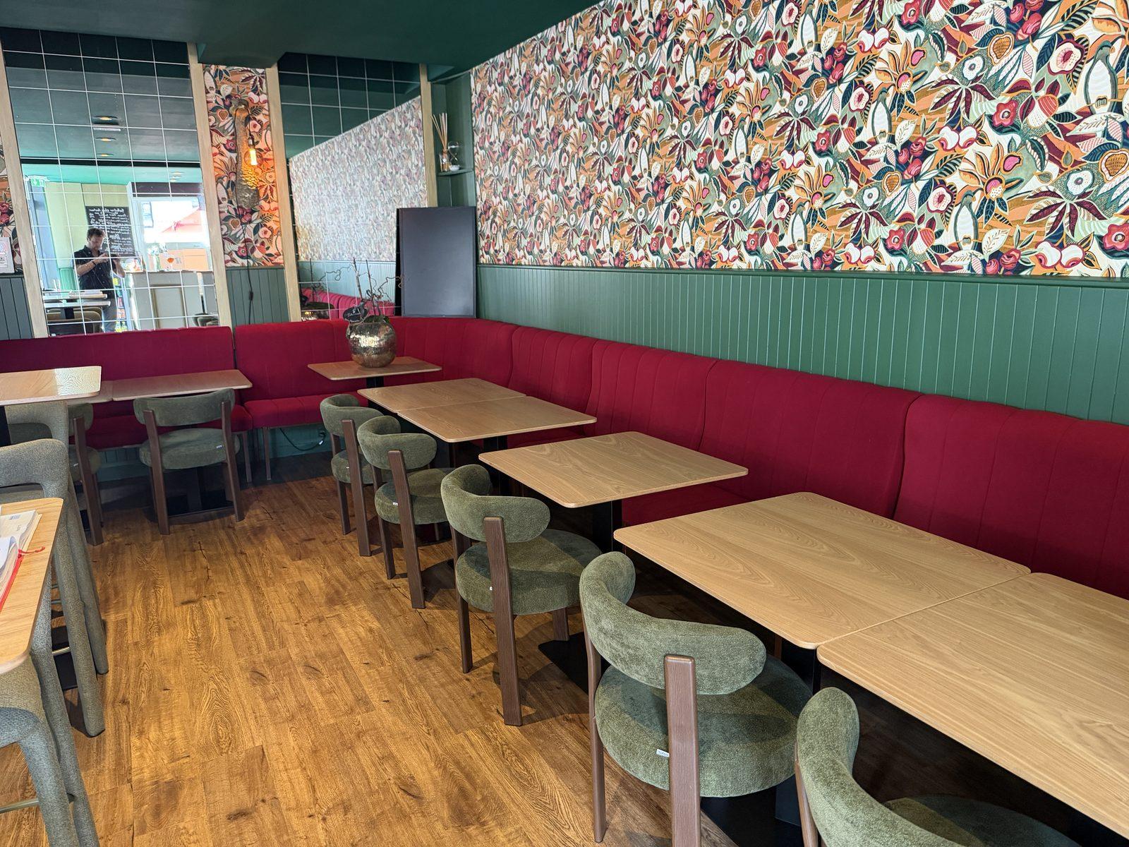 La salle du Bouchon, banquettes bordeaux et papier peint fleuri